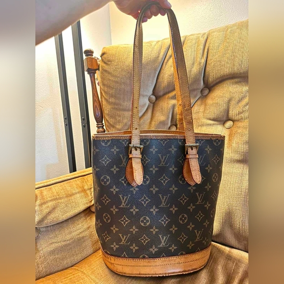 LOUIS VUITTON Bucket PM Monogram Canvas Shoulder Bag - Picture 2 of 14